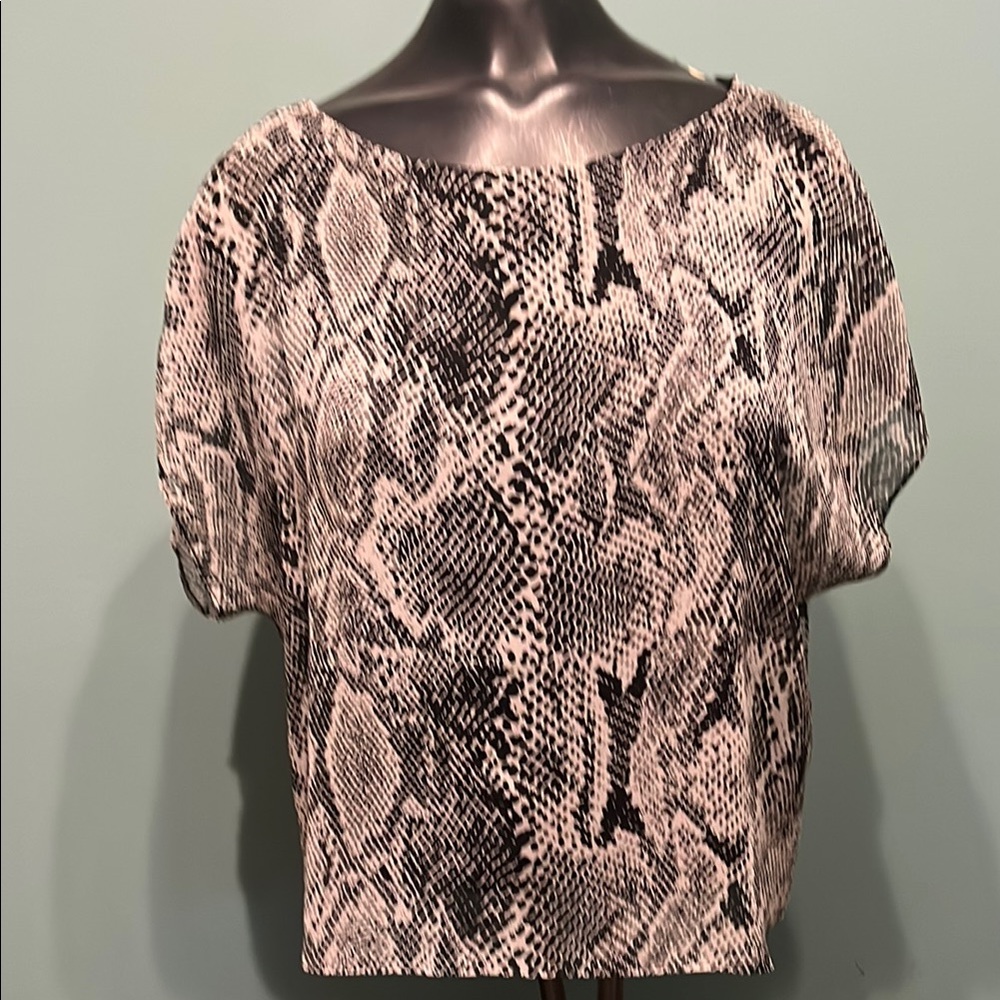 Express Black and Gray Boxy Blouse with Short Sleeves